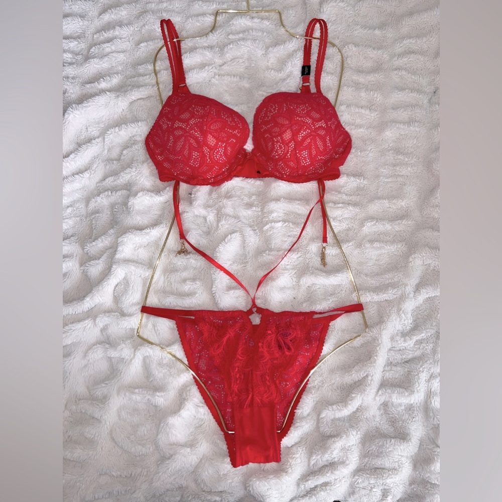 New Victoria Secret red bra & panty set. Bra 36c push up and medium panty